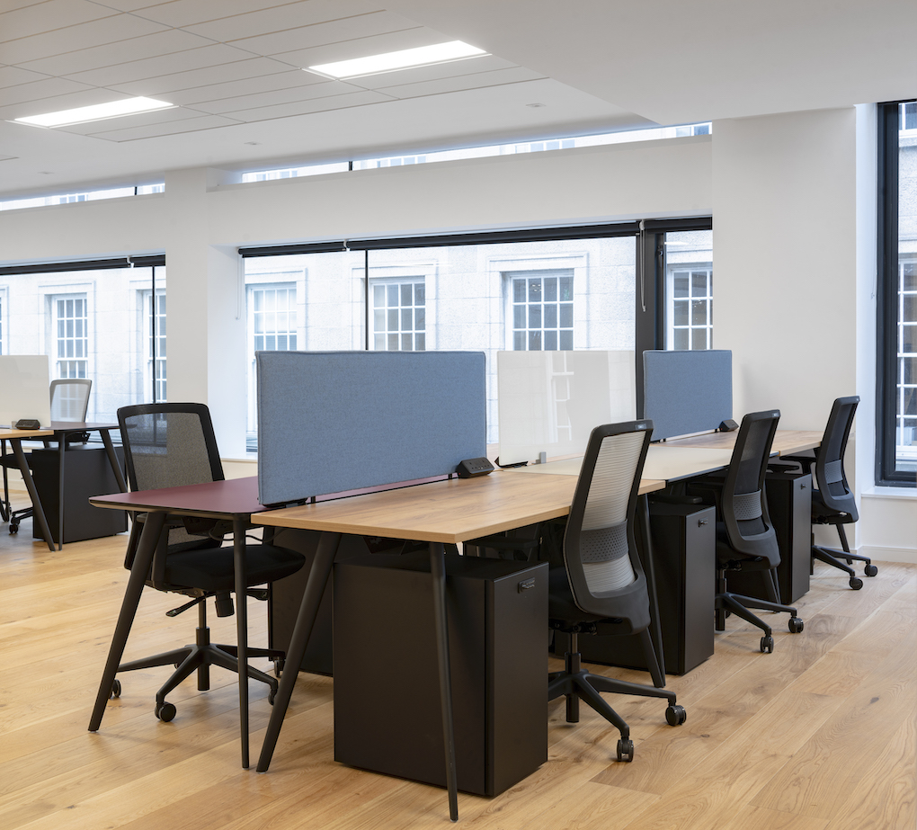 Bright, open plan private office in Us&Co's Dublin serviced office space. Fully customisable, featuring desks, dividers & ergonomic chairs.